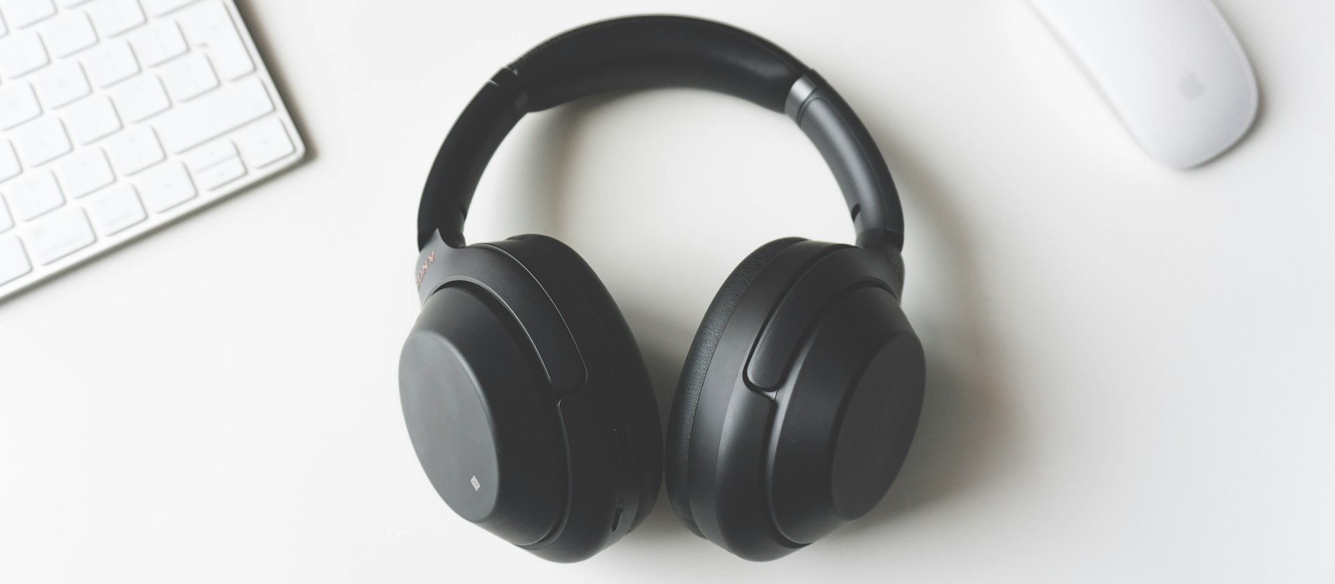 Wireless headphones on white desk (Unsplash, Tomasz Gawlowski)